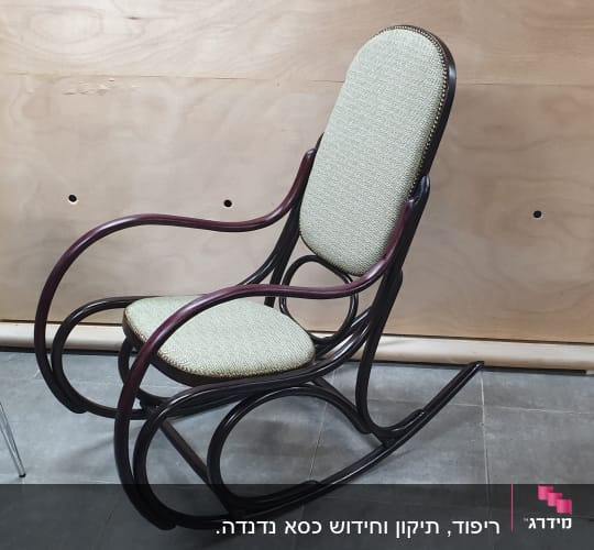 כיסא נדנדה עם ריפוד ירוק בהיר